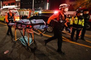 韓国ソウル雑踏事故、死者151人　日本人女性2人死亡