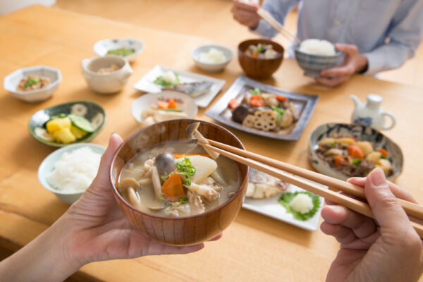 朝食か夕食　どちらを多く食べても体重減少に違いはない