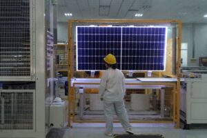米、中国製太陽光発電部品1000件超を輸入差し止め　ウイグル巡り