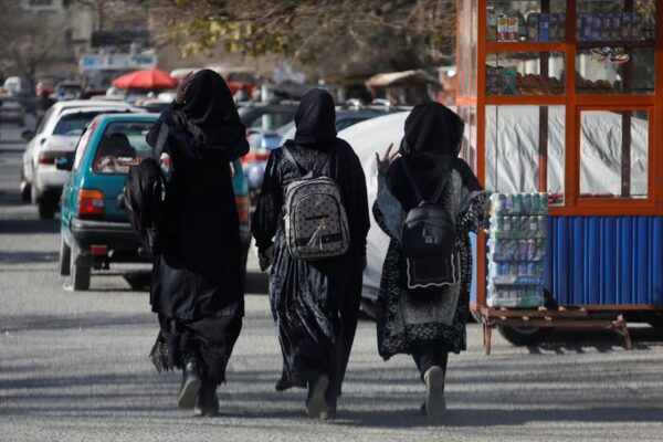 アフガン、大学の女子教育停止でタリバン武装兵らが女子学生追い返し