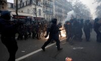 仏、年金改革反対デモに約110万人　労組は月末再実施も予告