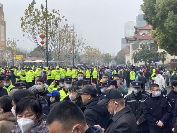 政府庁舎前で大規模抗議デモ、医療保険変更をめぐり＝中国・武漢