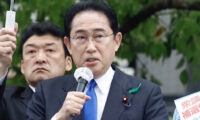 岸田首相、襲撃事件後も街頭演説　和歌山県知事「心から敬意を表したい」