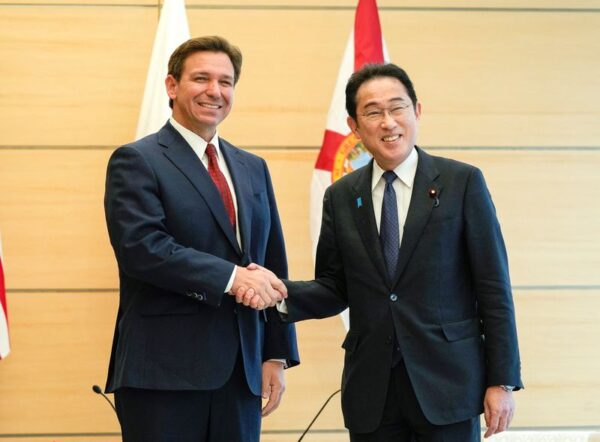 デサンティス氏、日本の防衛力強化を評価　岸田首相と会談