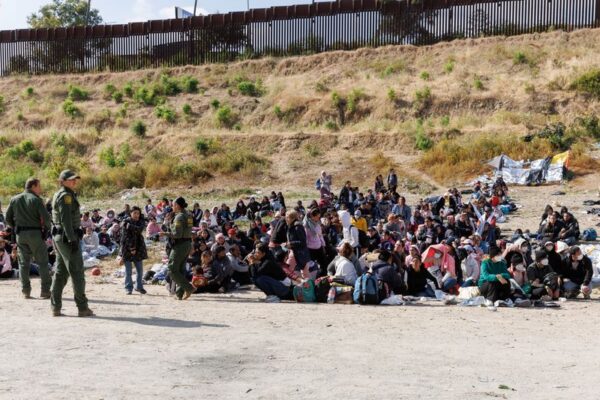 米・メキシコ国境に移民殺到、即時送還措置の失効控え