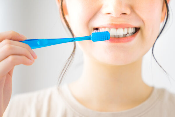 毎日歯を磨くのに虫歯、歯周病ができるのはなぜ？正しいデンタルフロスの使い方