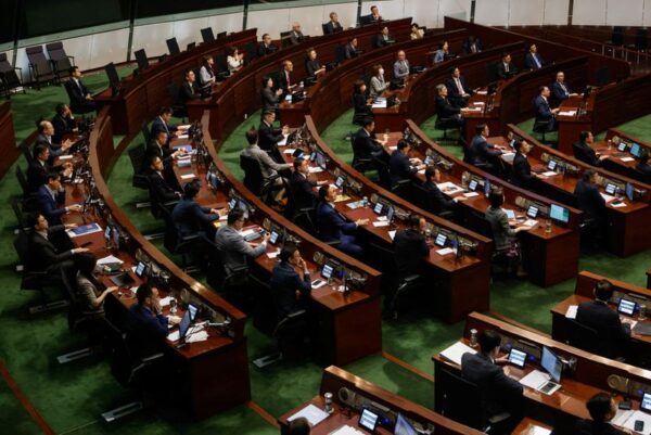 香港議会、地方選直接投票枠の大幅削減案を可決　民主派一掃へ