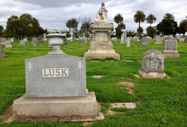 「ペットと一緒に埋葬法案」に賛否両論　米、カルフォルニア州