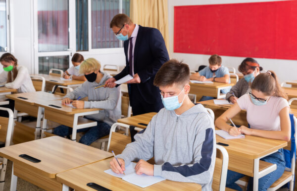 学校全体でのマスク着用は新型コロナ感染症の減少につながらない