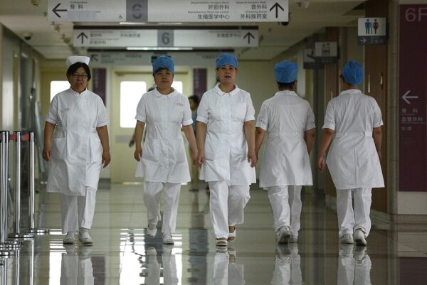中国の医療従事者の給与が半分カット　目的は国内矛盾の転嫁