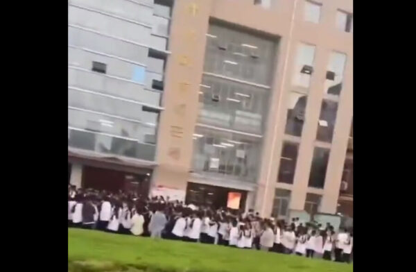 「学校側の一方的な休日削減」に反発　高校生5000人が校舎前で抗議デモ＝中国 河南