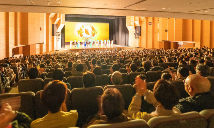 盛況の神韻名古屋公演　「これが私たちのお正月」リピーターは連日鑑賞