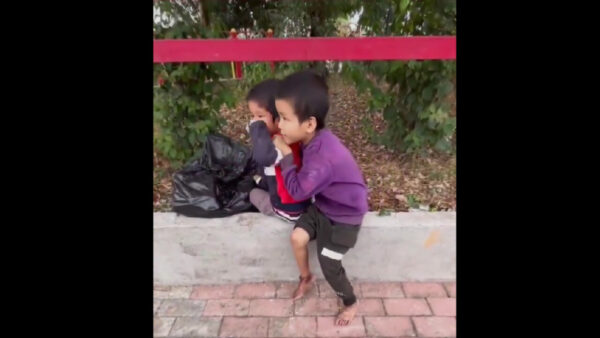 削除されたストリートチルドレンの動画　「赤い看板」の前にいた裸足の子供＝中国 広東