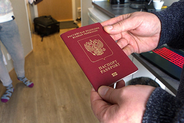 ロシア当局　出国禁止されたロシア人に5日以内にパスポート提出を義務付け