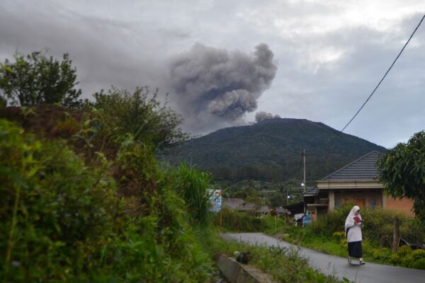 インドネシア火山噴火、登山者11人死亡　不明者12人の捜索中断