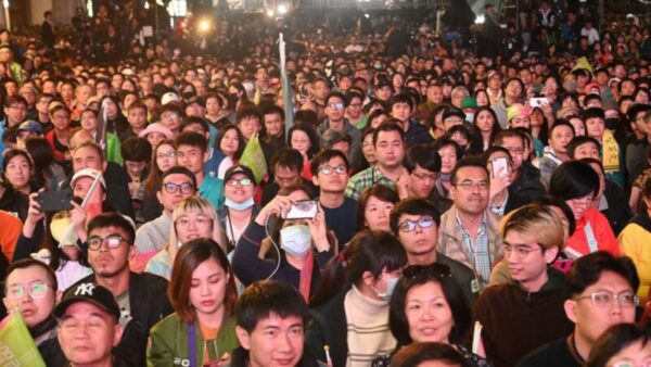 台湾総統選まであとわずか　在外台湾人は帰還投票、若い票が集まる柯文哲氏が「変数」か
