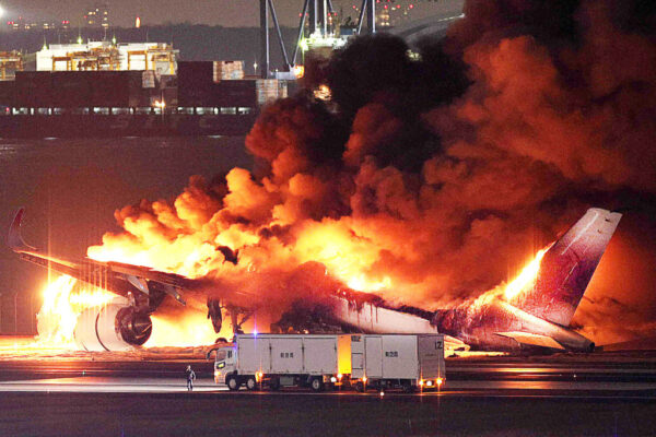国交相「羽田空港、再開できるだけ早く」　海保機は機長除く5人死亡