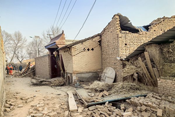 新疆でマグニチュード7.1の地震、布団をかぶって避難する民衆