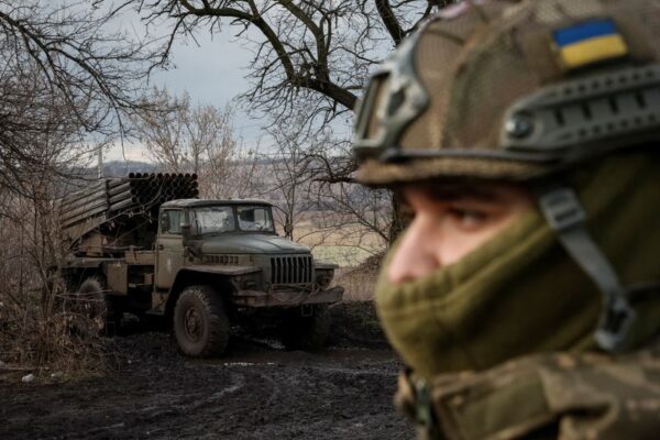 焦点：消耗するウクライナ軍、兵力も弾薬も不足　ロシア軍の優位鮮明に