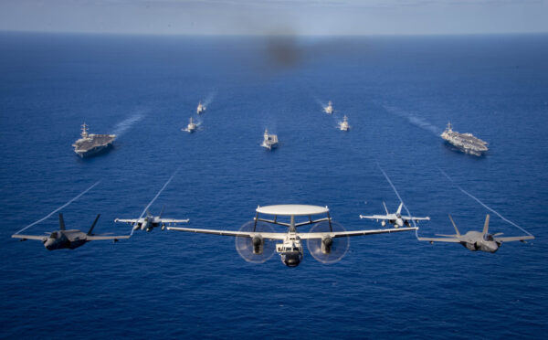米海軍空母2隻、海自護衛艦「いせ」　沖縄南方、フィリピン海で共同訓練　対中抑止強化