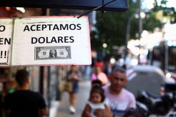 アルゼンチン、2月インフレ率は大幅鈍化の予想＝経済相