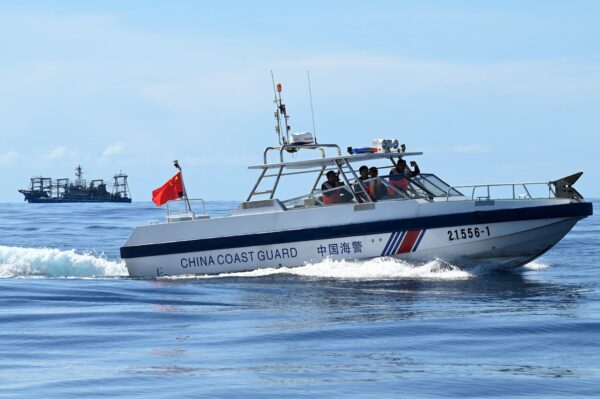 フィリピン船に突っ込む中共船　接触の映像が公開
