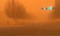 中国北部地域が砂嵐で重度の大気汚染　北京は高齢者や子供などに外出制限