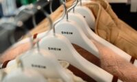 フランス、ファストファッション規制で「衝動買い」広告禁止へ　中国系通販が念頭