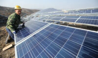 中国の太陽光発電業界　半年で時価総額 12 兆円以上が蒸発