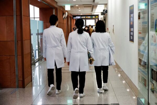 韓国の研修医スト、政府が病院に軍医・保健医を派遣