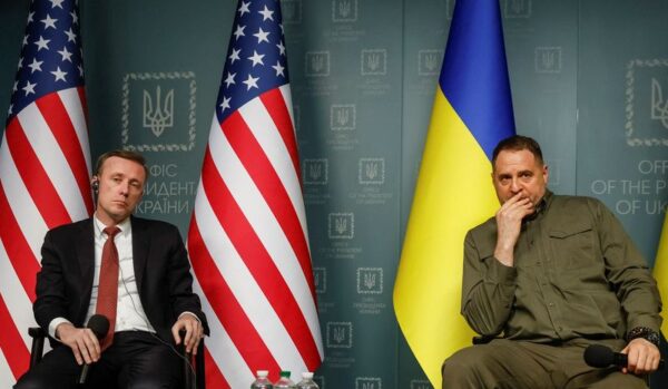 軍事支援「ウクライナに届ける」と米高官、下院の法案可決に自信