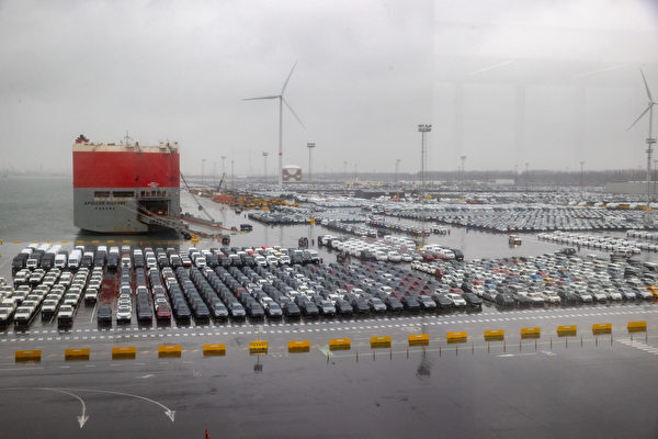 売れない中国EVが大量に滞留　駐車場と化した欧州の港