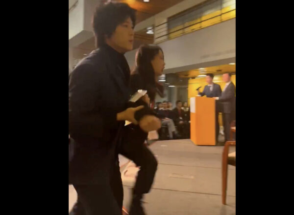 米ハーバード大学で駐米中国大使講演中…「恥を知れ」「臓器狩りやめろ」抗議者さけぶ