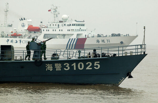 中国海警、放水砲でフィリピンの船を攻撃