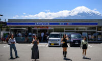富士河口湖「富士山コンビニ」、マナー違反で閉鎖危機…海外メディア「日本のおもてなしの限界試した」