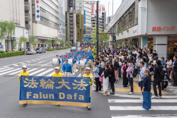 法輪功学習者、東京駅前で華やかなパレード　「心を浄化させ、社会に福音もたらす」