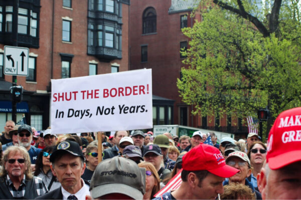 ボストンで反不法移民集会　数百人が集結