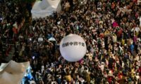 【画像特集②】数万人が議会を包囲　「中共による政治干渉に反対」＝台湾