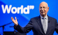 世界経済フォーラムのクラウス・シュワブ氏、会長職から退任