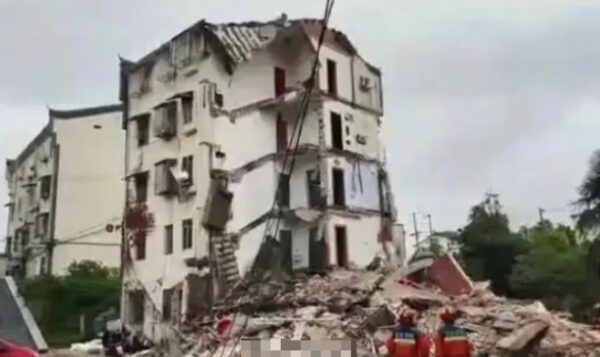中国、5階建て住宅ビルが突然倒壊　住民5人生き埋めか