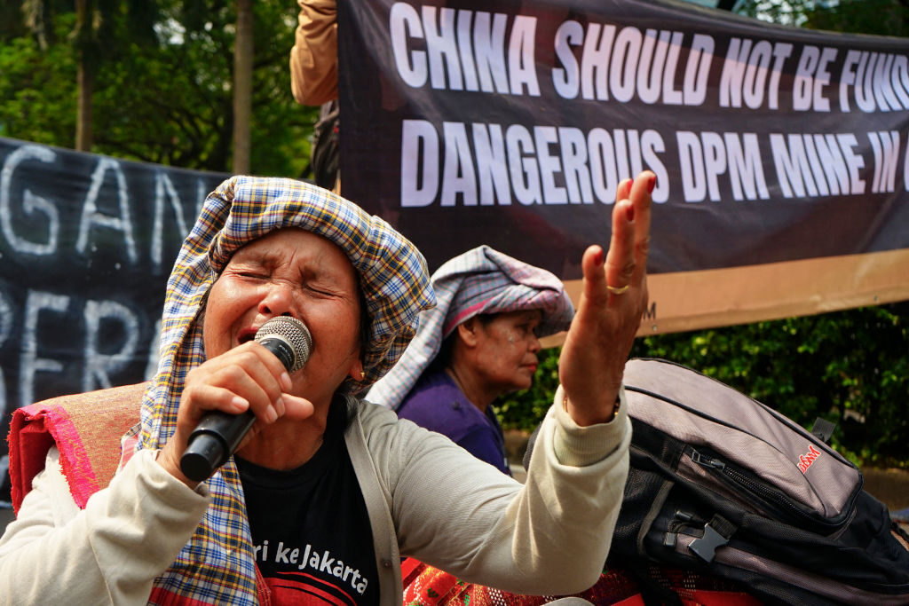 インドネシア住民　中国資本の採掘に抗議