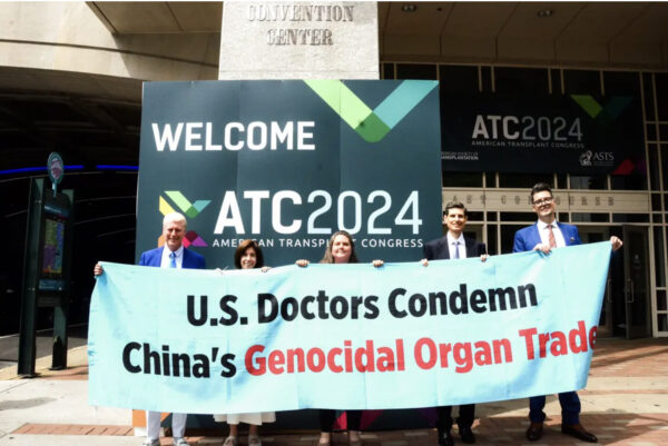 学者「ヒポクラテスの誓いに反する」　臓器狩り反対集会　米国移植学会総会の会場近くで