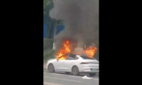 道端で中国産EV車が炎上　運転手はすでに焼死か？