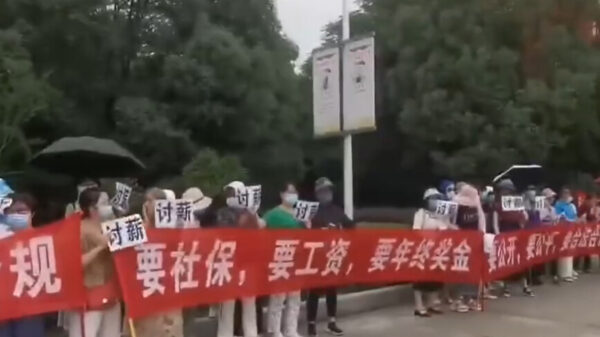 「給料払え！」　生徒見守るなか、公立学校教師が集団で抗議＝中国