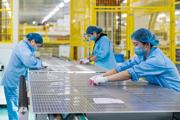 中国の太陽光発電業界、供給過剰で混乱に