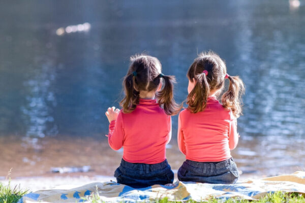 生活習慣と環境の変化で自閉症が改善：双子の女児の症例研究