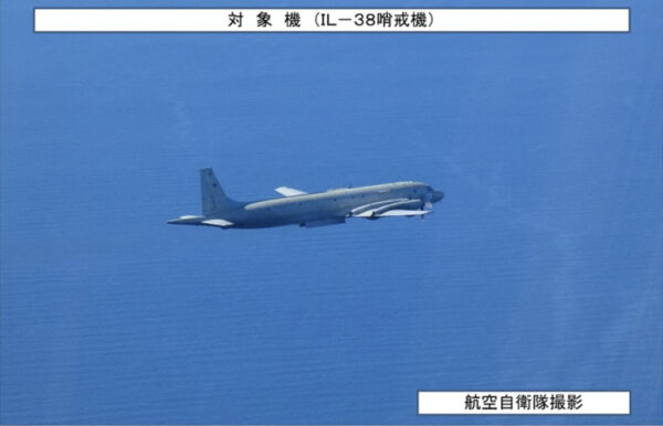 ロシア機が日本領空侵犯　自衛隊機がフレアで警告