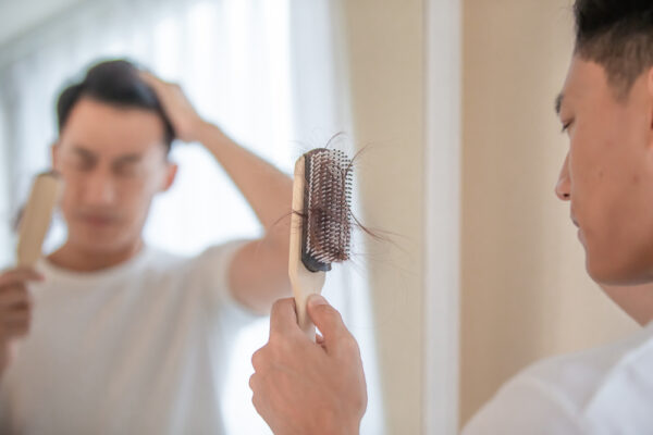 抜け毛と白髪を防ぐための7つの必須栄養素