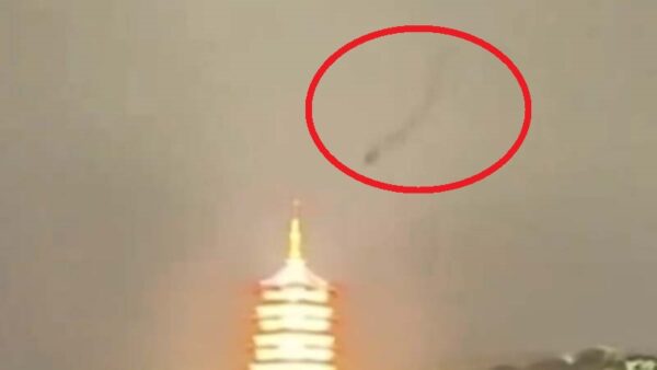 【動画あり】中国の仏塔上空に「魔物」現れる？