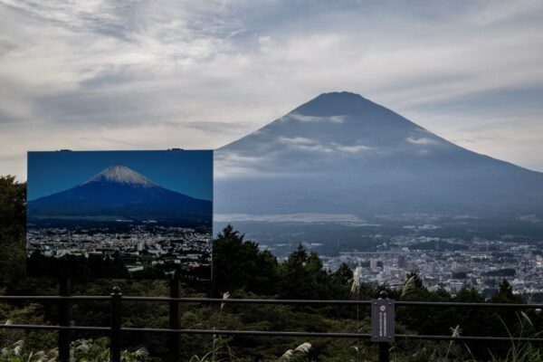 富士山で「冠雪」が確認　観測史上最も遅く